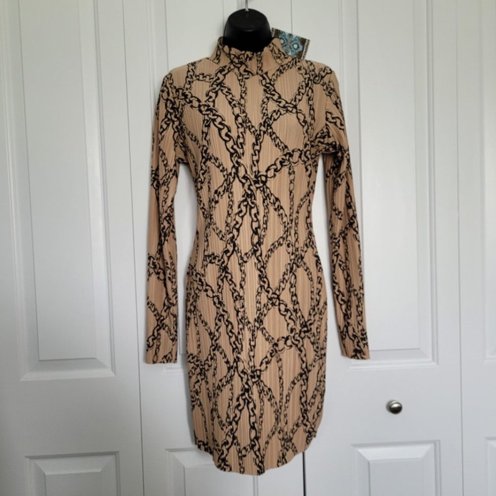 NWT! Boohoo chain link patterned wrap dress. Made in UK